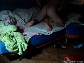 Русская молодая парочка снимает в спальне домашнее порно перед камерой