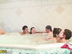 Девушки на вечеринке в джакузи занимаются групповым сексом